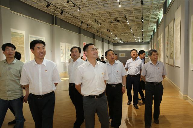 观展.JPG 观展.JPG