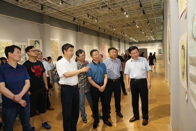 领导观展照片.jpg 领导观展照片.jpg