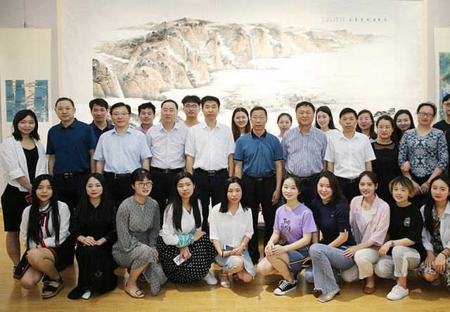 观展照片1.JPG 观展照片1.JPG